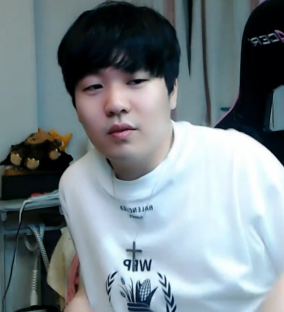 包含Rookie回归赛场，挺进下一轮首场状态亮眼，SKT观众沸腾！的词条