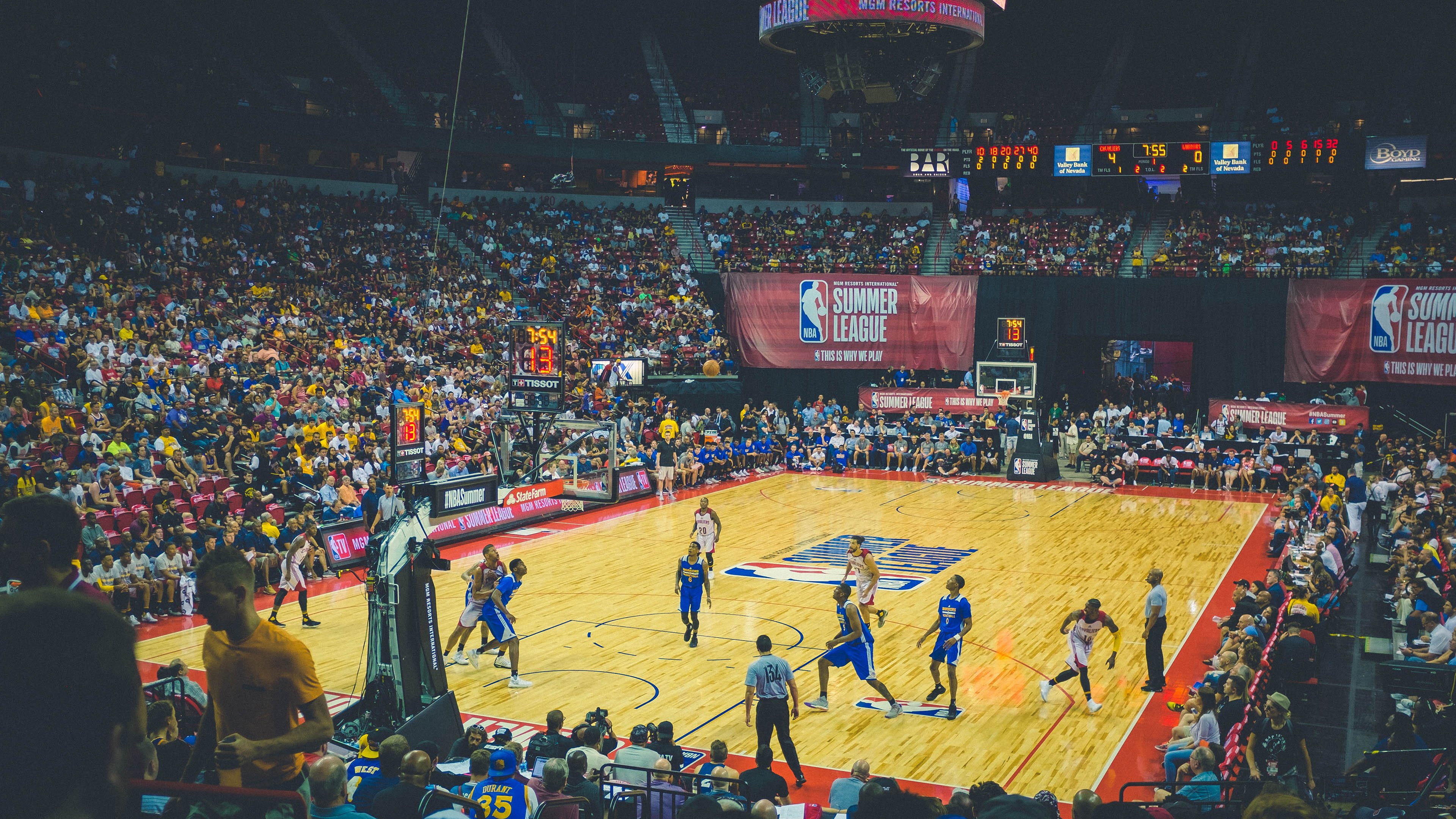 哈登连续十场比赛得分超过惊险取胜，独行侠挑战极限！